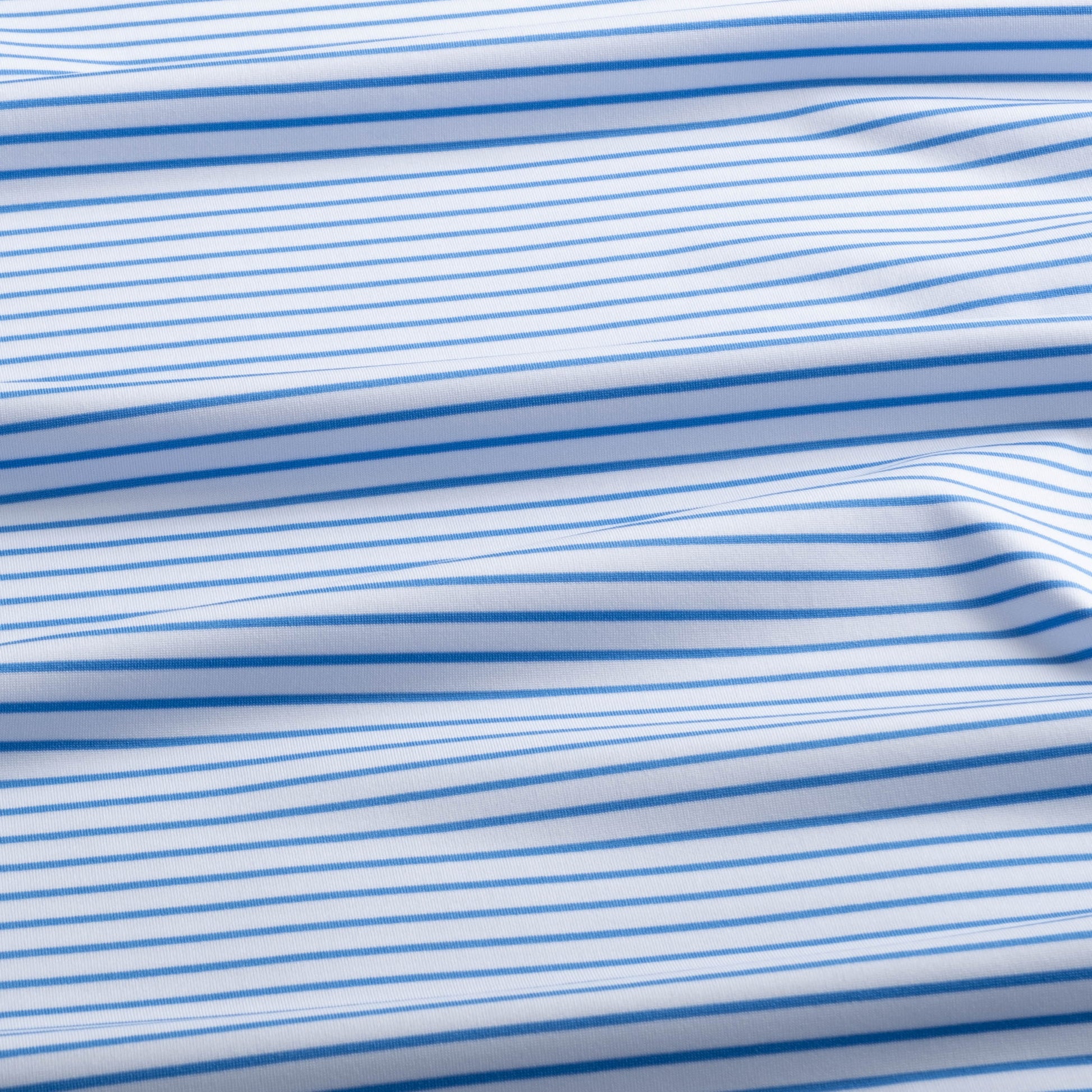 Close-up of the fabric of the Preston in sonic color, made of 92% polyester and 8% spandex.